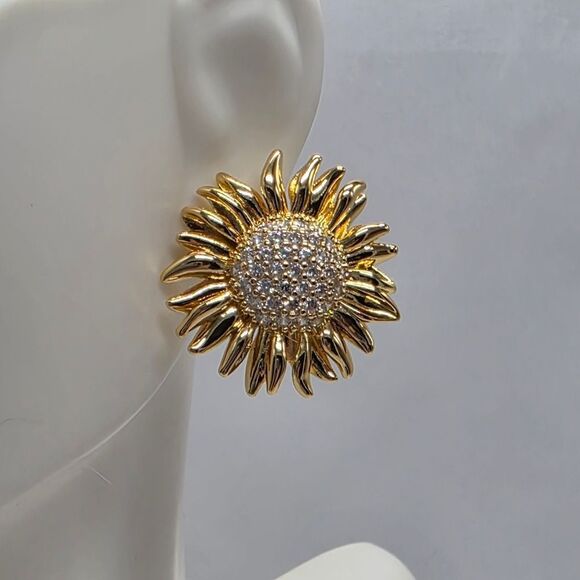 🔥⏭️NIB Sunflower 14k Gold Plated Stud Earrings - Picture 10 of 15